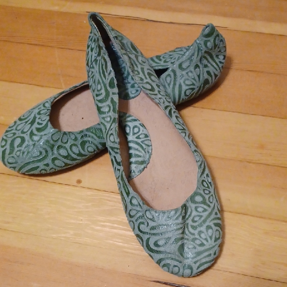 b.o.c Sz 8, Green Leather Patterned Women's Flats. Gently Used, Good Condition